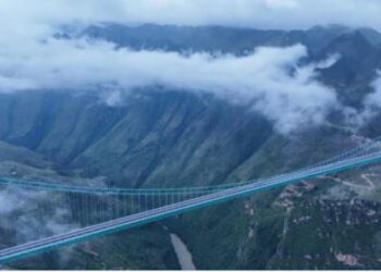 ETRANGER- Chine : le plus haut pont du monde ouvre, un géant d’acier suspendu à 625 mètres