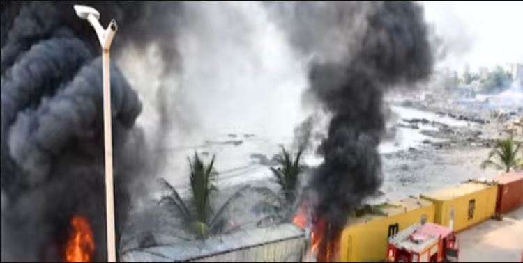 ACTUALITES- Flammes aux abords du camp Samory Touré : deux conteneurs ravagés, pas de pertes humaines