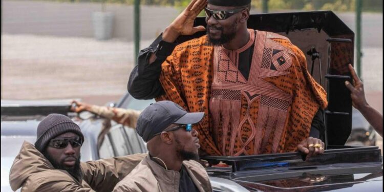 ACTUALITES- Retour sous les projecteurs : Mamadi Doumbouya rentre à Conakry et tente de faire taire les rumeurs