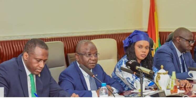 ECONOMIE- De l’or dans le sol, des devises dans les banques : l’État guinéen met les sociétés minières face à leurs responsabilités