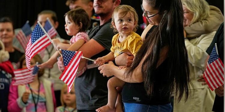 ETRANGER- Trump ouvre davantage les portes aux Afrikaners : jusqu’à 17 500 réfugiés blancs sud-africains attendus aux États-Unis