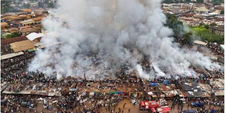 SOCIETE- N’Zérékoré : un violent incendie ravage une partie du grand marché et ravive les inquiétudes