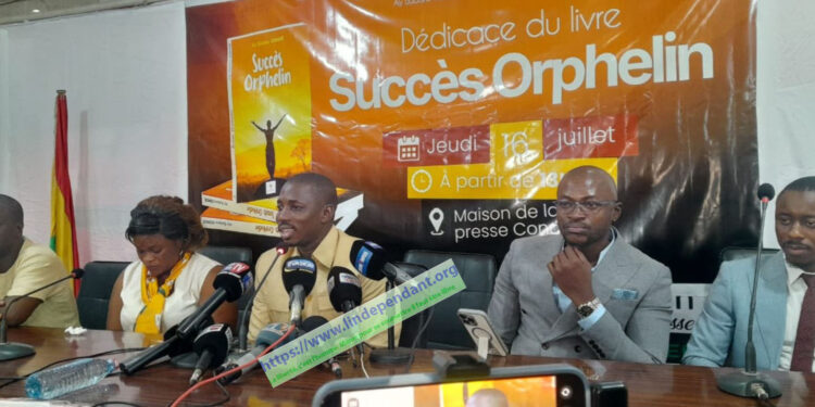 LITTERATURE- Littérature : Aly Badara Condé dédicace Succès Orphelin, un plaidoyer pour la résilience et l’espoir