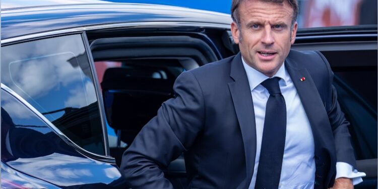 ETRANGER- France : il achète une voiture immatriculée… au nom d’Emmanuel Macron et finit devant la justice