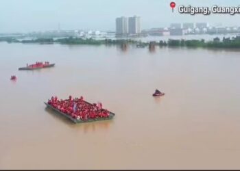 ETRANGER- Chine : un pont flottant déployé en urgence pour sauver des centaines d’étudiants piégés par les inondations