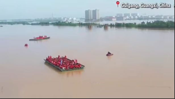 ETRANGER- Chine : un pont flottant déployé en urgence pour sauver des centaines d’étudiants piégés par les inondations