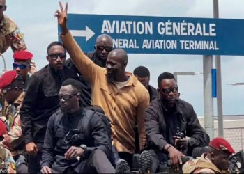 POLITIQUE- Après dix jours en Grèce, Mamadi Doumbouya retrouve Conakry et reprend les commandes
