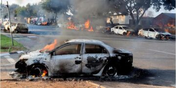 ETRANGER- Afrique du Sud : 24 véhicules incendiés sur fond de tensions autour du droit d’asile