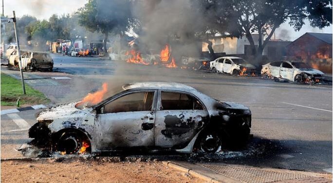 ETRANGER- Afrique du Sud : 24 véhicules incendiés sur fond de tensions autour du droit d’asile